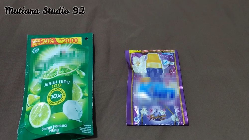 Bukan pakai baking soda, emak-emak ini hilangkan noda keringat di jilbab cuma ditambah 1 bahan dapur