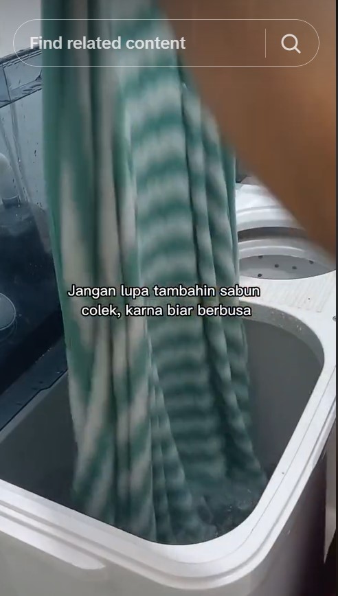 Tak direndam air panas, ibu muda ini cuci handuk dekil jadi kinclong dan antiapek pakai 1 bahan dapur