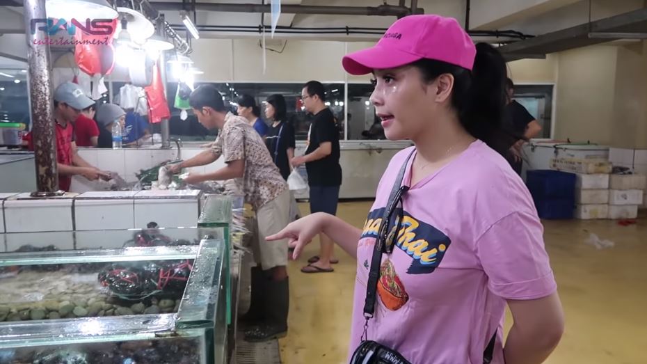 Gaya 10 seleb ke pasar tradisional, penampilan Indah Permatasari bareng ibu-ibu pasar bikin salfok