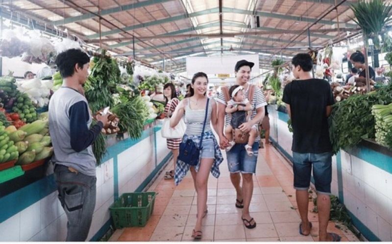  Gaya 11 seleb saat ke pasar tradisional © 2024 brilio.net