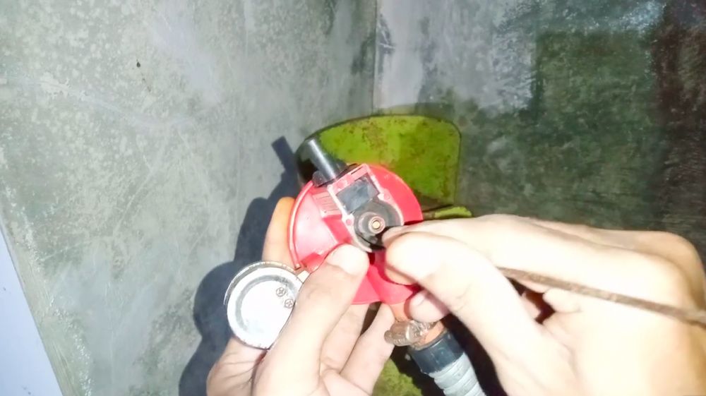 Bukan ditambal karet, pria ini tunjukkan cara mengatasi tabung gas bocor cuma pakai 1 jenis sampah