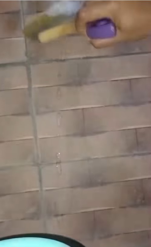 Cukup tambah 2 bahan dapur, trik agar keramik semakin cerah dan bersih dari semen tanpa perlu disikat