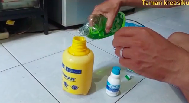 Bukan digosok garam, ini cara ampuh hilangkan noda membandel di lantai cuma tambah 1 bahan dapur