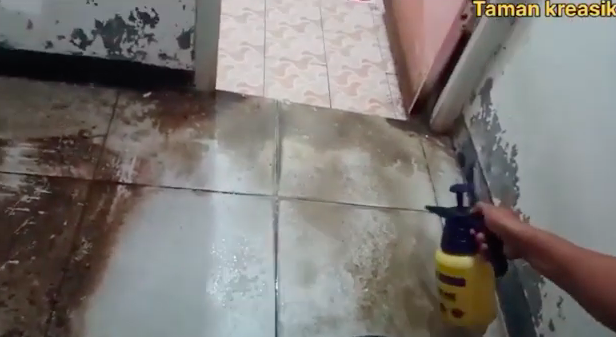 Bukan digosok garam, ini cara ampuh hilangkan noda membandel di lantai cuma tambah 1 bahan dapur