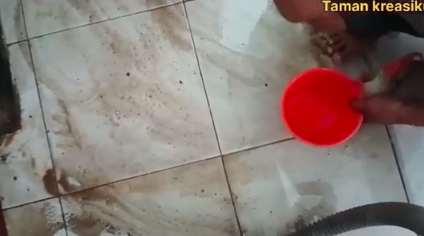 Bukan digosok garam, ini cara ampuh hilangkan noda membandel di lantai cuma tambah 1 bahan dapur