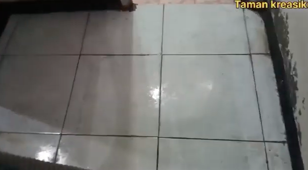 Bukan digosok garam, ini cara ampuh hilangkan noda membandel di lantai cuma tambah 1 bahan dapur