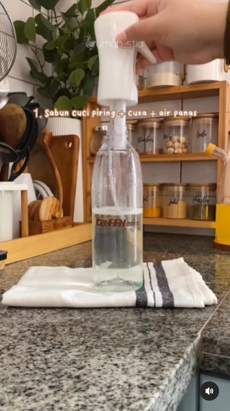 Bukan digosok jeruk nipis, ini trik basmi noda minyak di kompor agar kesat cuma pakai 2 bahan dapur