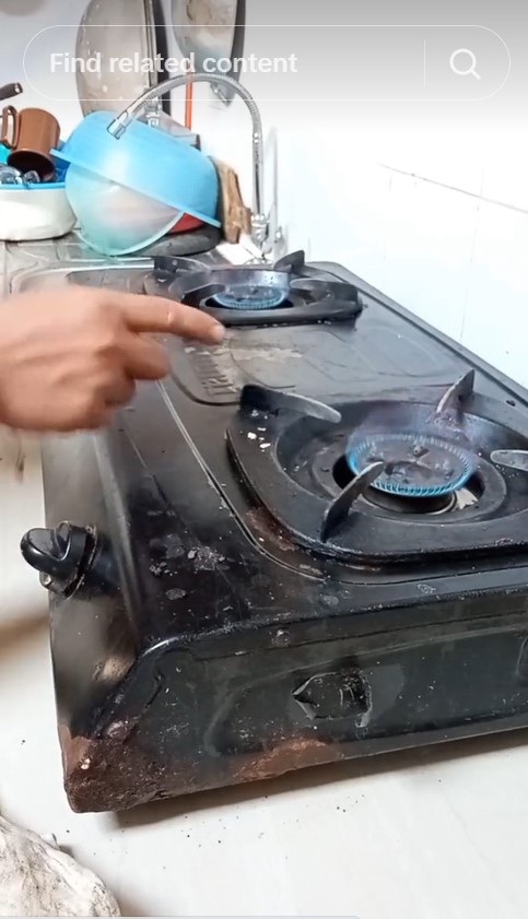 Tak perlu cuka dan soda kue, trik bersihkan kerak hitam corong burner kompor pakai 2 bahan sederhana