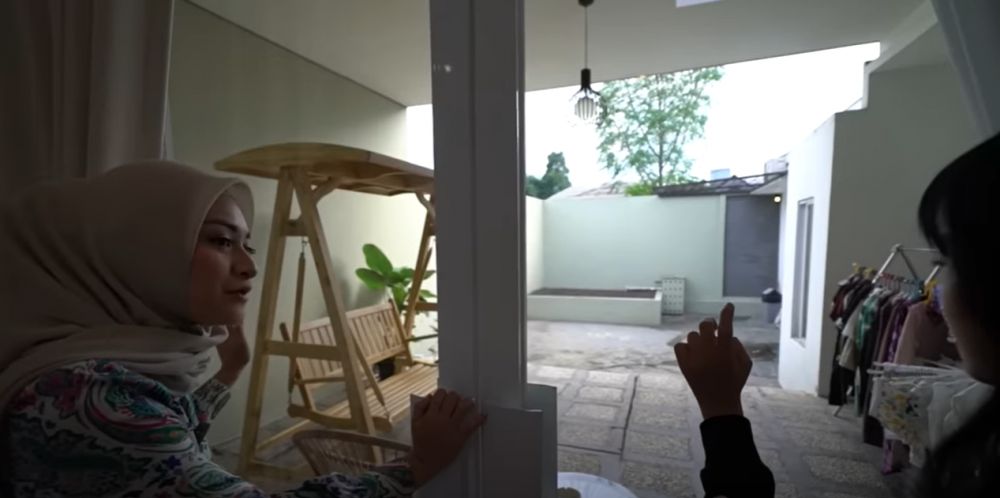 Potret kamar tidur Nathalie Holscher © YouTube Potret kamar tidur Nathalie Holscher © YouTube