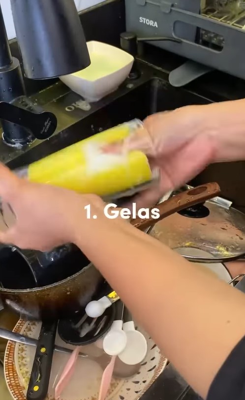 Jangan asal, ini urutan cuci piring agar spons tetap higienis & perabot tak terkontaminasi noda lemak