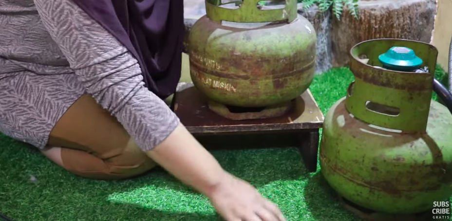 Bukan direndam air, emak-emak ini punya cara praktis menghemat gas elpiji 3 kg