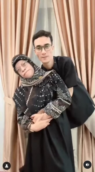 Yuni Manurung bareng pacar baru © Instagram Yuni Manurung bareng pacar baru © Instagram