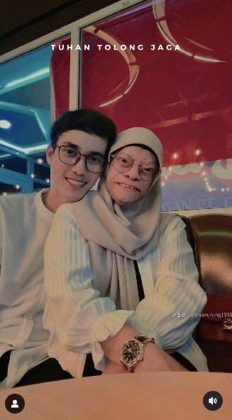 Yuni Manurung bareng pacar baru © Instagram Yuni Manurung bareng pacar baru © Instagram