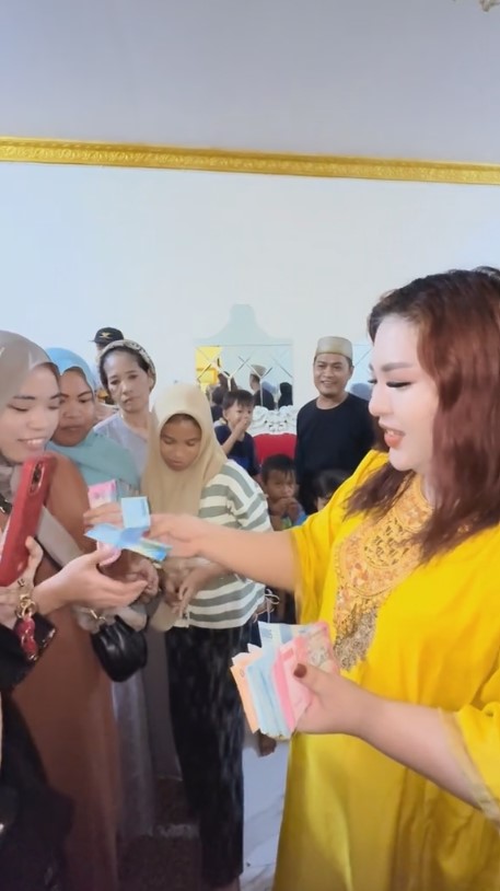 mira hayati bagi-bagi thr © 2024 brilio.net