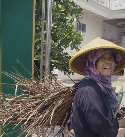 nenek pencari daun ini ternyata sultan di kampung TikTok/@misterkonde3