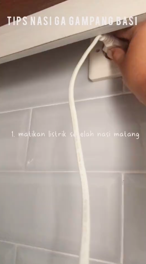 Tanpa bahan tambahan, ini trik menanak nasi agar tak mengering dan cepat basi di dalam rice cooker