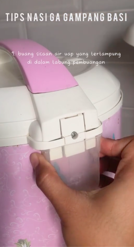 Tanpa bahan tambahan, ini trik menanak nasi agar tak mengering dan cepat basi di dalam rice cooker