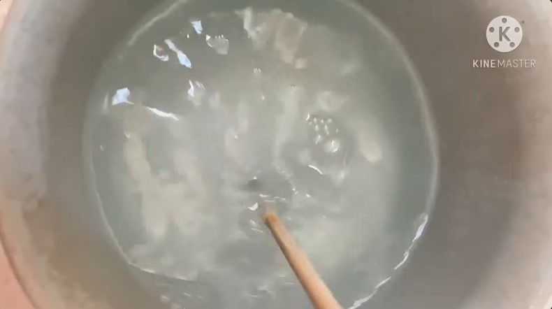 Tak perlu disikat, trik emak-emak basmi noda kuning di kerah baju putih ini cukup tambah 1 bahan dapur