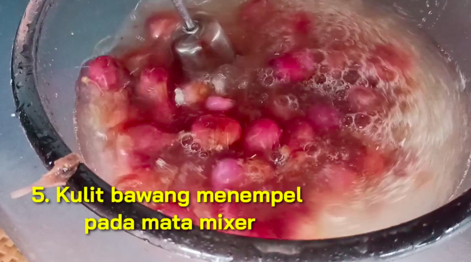 Bukan direndam air panas, trik cepat kupas bawang merah ini tak perlu satu-satu dan tanpa drama nangis