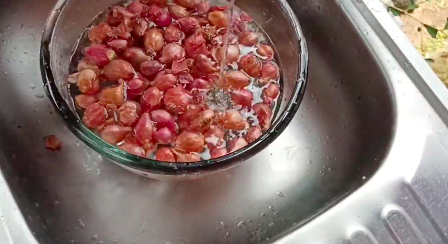 Bukan direndam air panas, trik cepat kupas bawang merah ini tak perlu satu-satu dan tanpa drama nangis