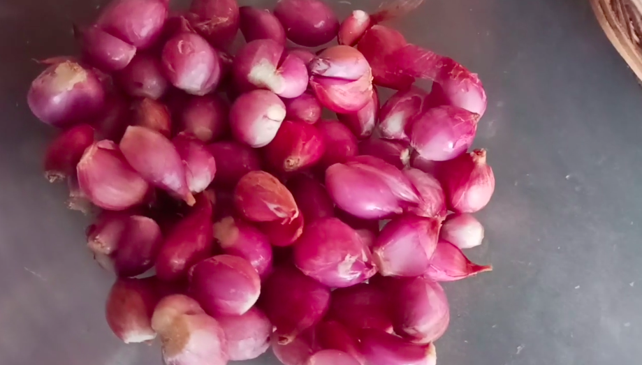 Bukan direndam air panas, trik cepat kupas bawang merah ini tak perlu satu-satu dan tanpa drama nangis