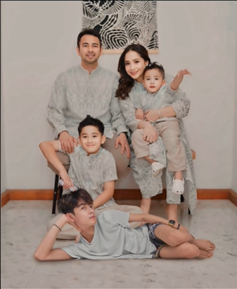 potret kocak editan foto keluarga Raffi Ahmad © TikTok potret kocak editan foto keluarga Raffi Ahmad © TikTok
