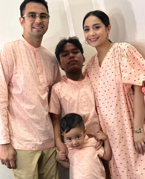 potret kocak editan foto keluarga Raffi Ahmad © TikTok potret kocak editan foto keluarga Raffi Ahmad © TikTok