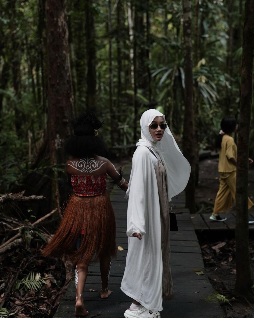 potret Dinda Hauw bareng gadis lokal bak filter AI © 2024 brilio.net