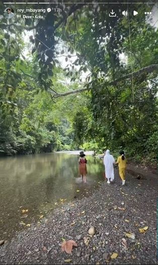 potret Dinda Hauw bareng gadis lokal bak filter AI © 2024 brilio.net