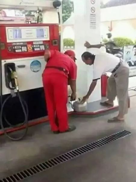 Potret kocak pemandangan saat antre di pom bensin Berbagai sumber