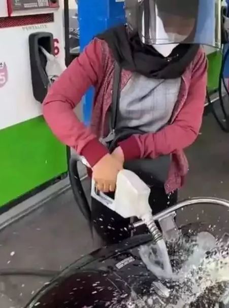 Potret kocak pemandangan saat antre di pom bensin Berbagai sumber