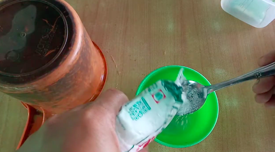 Tanpa digosok baking soda, ini cara bersihkan gayung berkerak agar kinclong lagi pakai 3 bahan dapur