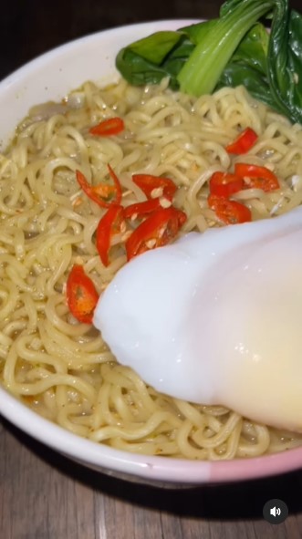 Diet masih makan mi tapi bisa turun 12 kg dalam 2 bulan, intip 7 makanan yang disantap Isa Bajaj