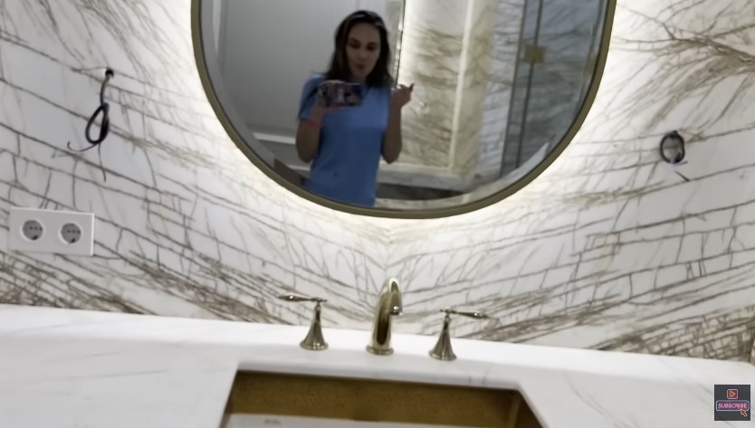 kamar mandi Ayu Dewi abstrak © YouTube kamar mandi Ayu Dewi abstrak © YouTube