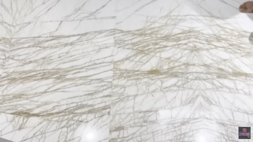 kamar mandi Ayu Dewi abstrak © YouTube kamar mandi Ayu Dewi abstrak © YouTube