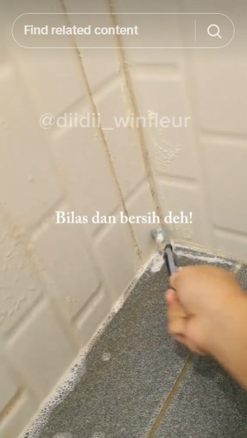 Tak diolesi sitrun, trik emak-emak basmi noda kuning keramik kamar mandi ini cukup pakai 1 bahan dapur