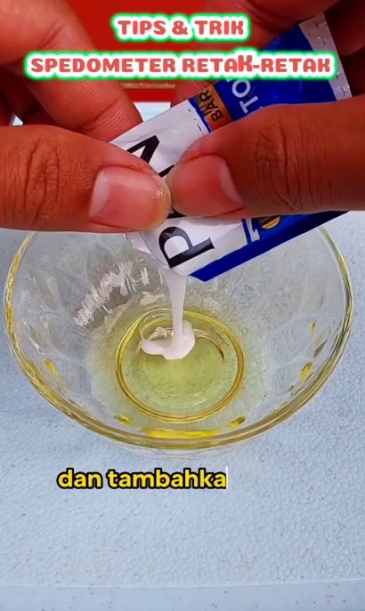 Tanpa dibongkar atau ganti baru, cara atasi noda retak di kaca speedometer motor pakai 1 bahan dapur