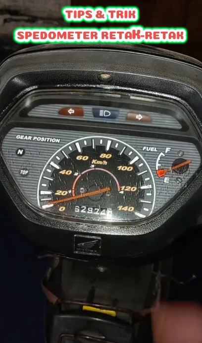 Tanpa dibongkar atau ganti baru, cara atasi noda retak di kaca speedometer motor pakai 1 bahan dapur