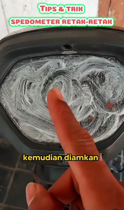 Tanpa dibongkar atau ganti baru, cara atasi noda retak di kaca speedometer motor pakai 1 bahan dapur