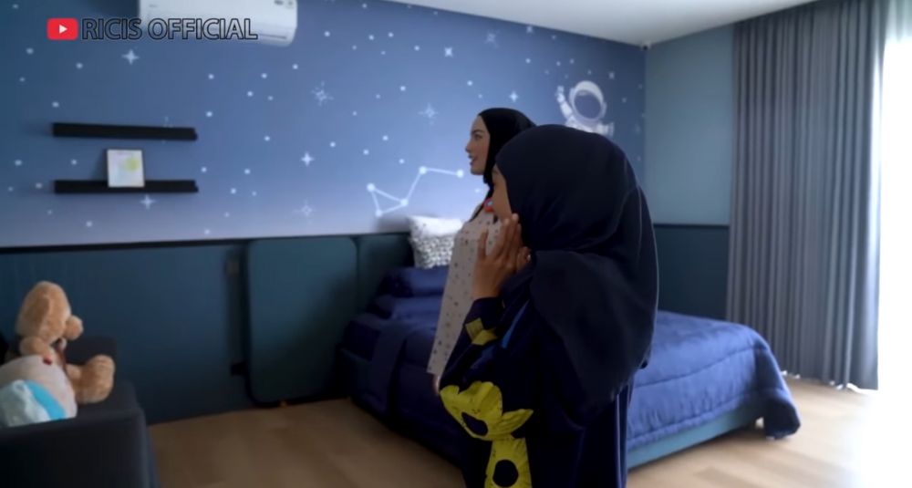 Balita 3 tahun punya kamar sendiri, 9 potret ruang tidur Keene anak Citra Kirana nuansa ruang angkasa