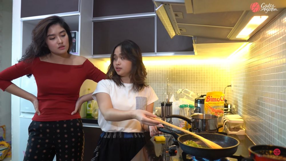 dapur rumah ochi rosdiana © 2024 brilio.net