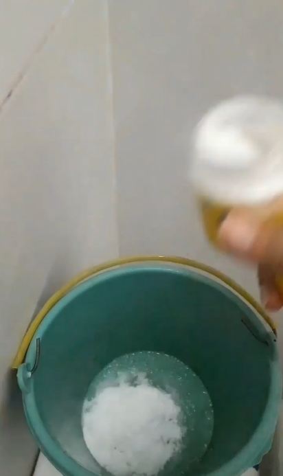 Bersih dalam 15 menit, ini trik hilangkan kerak kuning di nat keramik kamar mandi pakai 1 bahan dapur