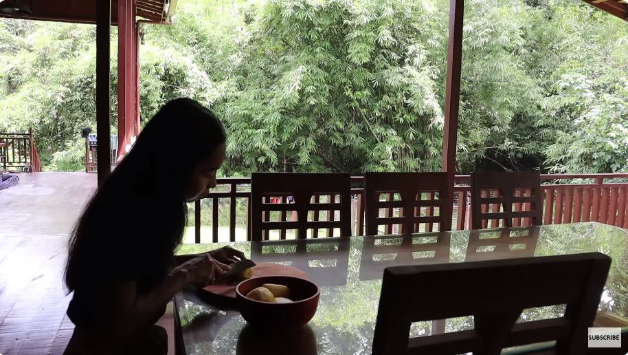 potret dapur andrew kalaweit di tengah hutan © YouTube