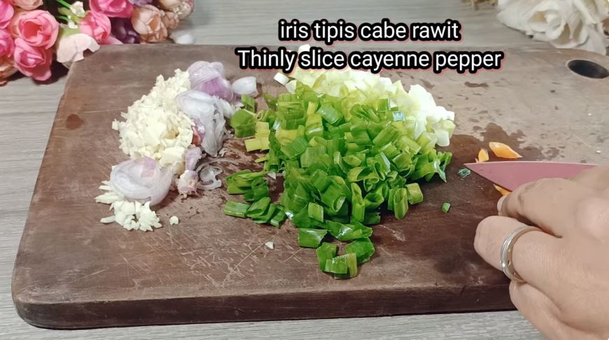 Tanpa baking powder, ini cara goreng telur dadar krispi agar keriting, lebar, dan renyah tahan lama