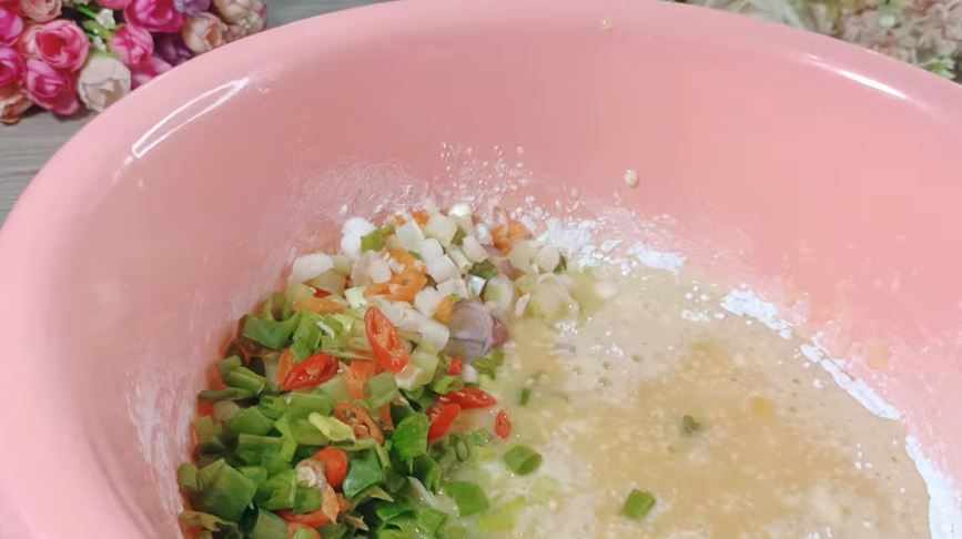 Tanpa baking powder, ini cara goreng telur dadar krispi agar keriting, lebar, dan renyah tahan lama