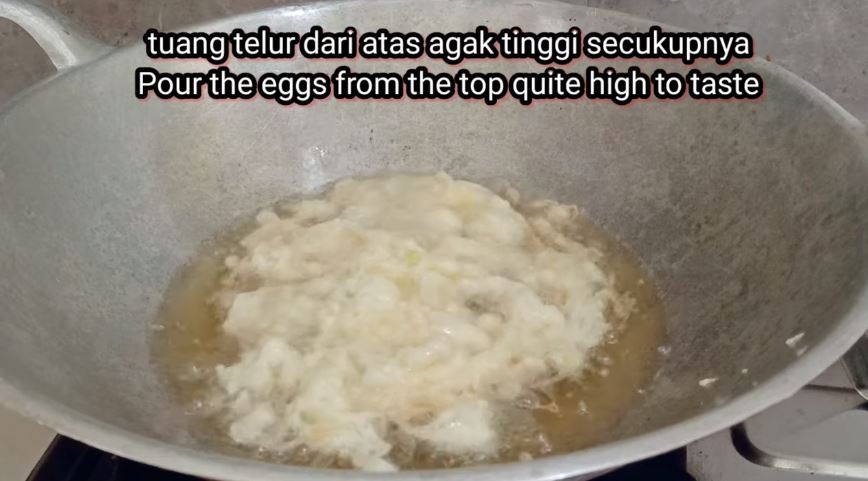 Tanpa baking powder, ini cara goreng telur dadar krispi agar keriting, lebar, dan renyah tahan lama