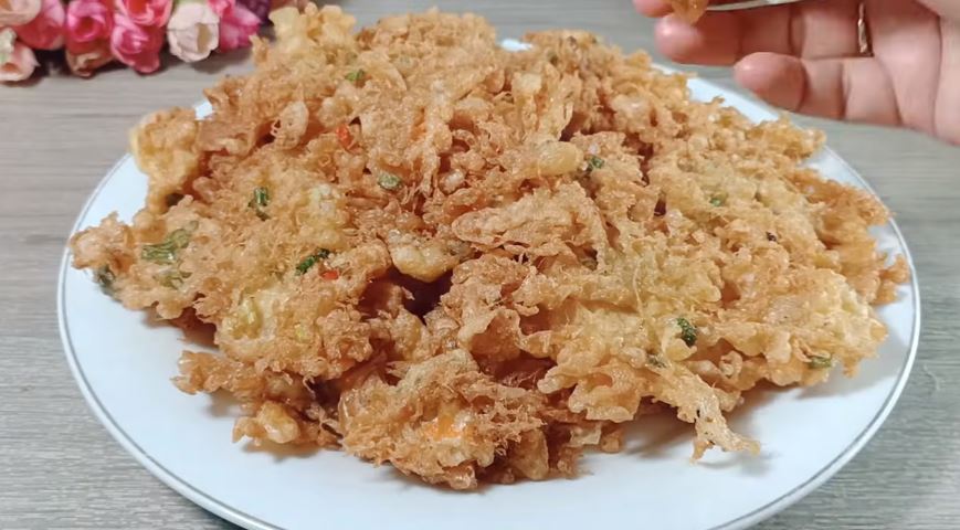 Tanpa baking powder, ini cara goreng telur dadar krispi agar keriting, lebar, dan renyah tahan lama