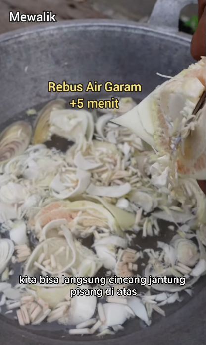 Trik bapak-bapak mengolah jantung pisang agar warnanya tetap putih, kuncinya di 1 bahan ini