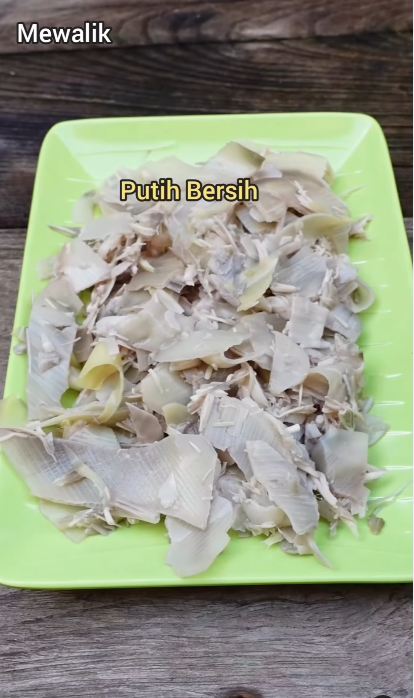 Trik bapak-bapak mengolah jantung pisang agar warnanya tetap putih, kuncinya di 1 bahan ini