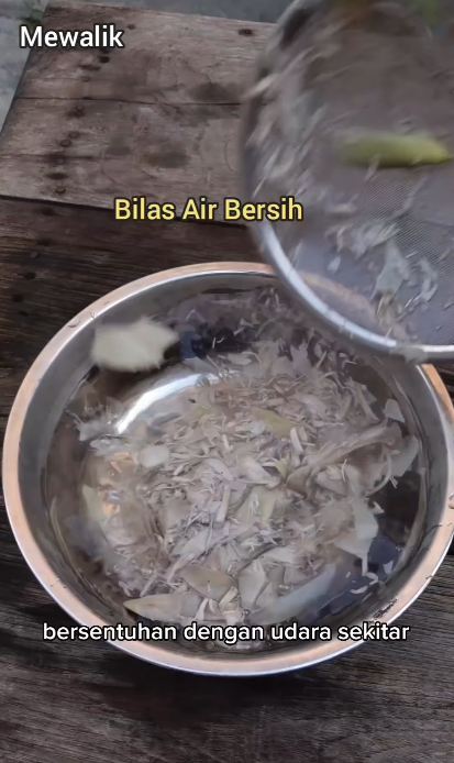 Trik bapak-bapak mengolah jantung pisang agar warnanya tetap putih, kuncinya di 1 bahan ini